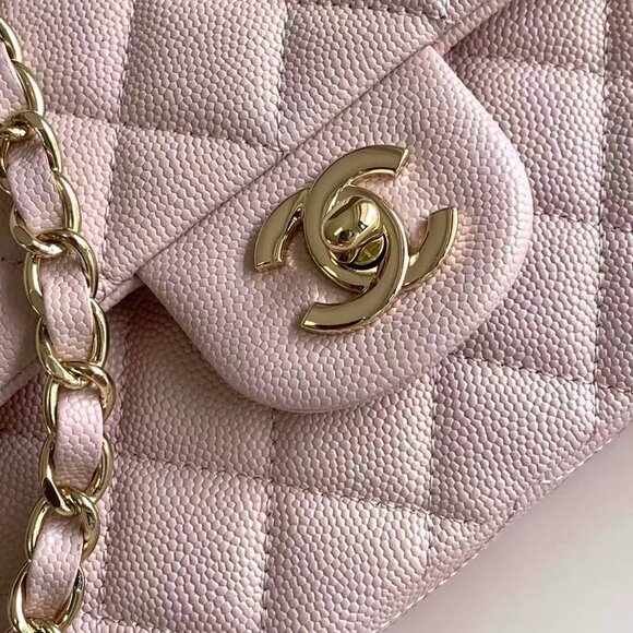 Classic CHANEL Bag: A Stylish and Versatile Choice for Elegance - Picture 3 of 6